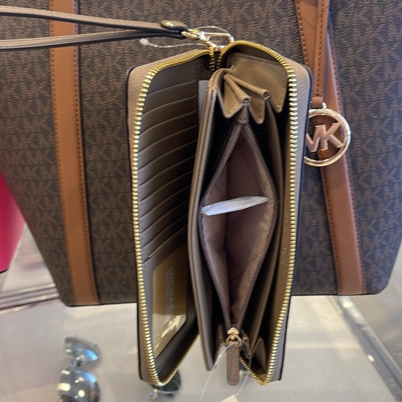 MICHAEL KORS
Leather Continental Wristlet Phone Case Wallet
Dusk
NWT - Picture 7 of 16